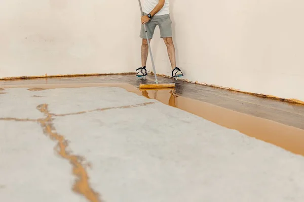 Een Werknemer Die Gele Epoxyhars Nieuwe Vloer Aanbrengt — Stockfoto