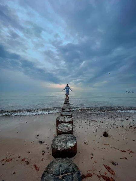 Svislý Záběr Dívky Kráčející Kládách Pláži Pláži — Stock fotografie