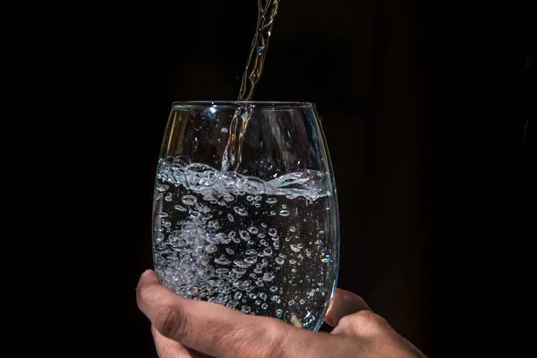 Primo Piano Una Mano Che Tiene Bicchiere Trasparente Con Acqua — Foto Stock