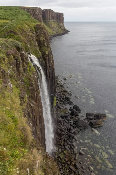 Een Verticaal Schot Van Een Prachtige Waterval Vallen Naar Oceaan — Stockfoto