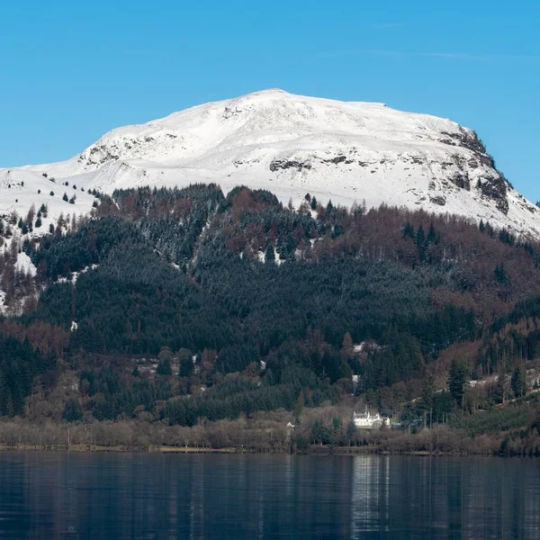 Μια Όμορφη Θέα Του Loch Lomond Παγωμένη Βουνό Στη Σκωτία — Φωτογραφία Αρχείου