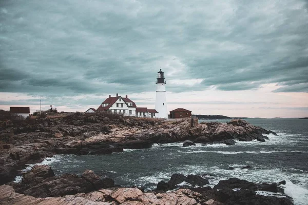 Krásný Výhled Pobřeží Portland Head Light Pod Zataženou Oblohou Parku — Stock fotografie