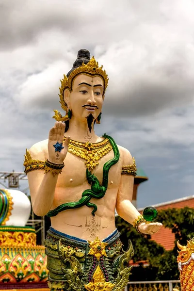 Vertikální Záběr Velké Thajské Sochy Buddhy Zlatými Ozdobami — Stock fotografie