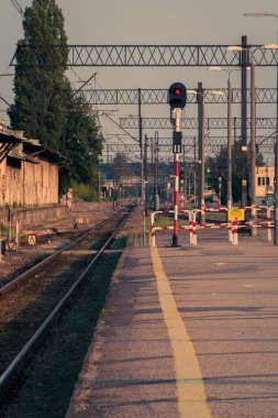 Kırsal kesimdeki tren istasyonu, dikey.