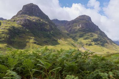 Baharda dağlık arazi ve dağlar, Glencoe Vadisi, İskoçya
