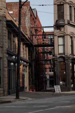 Richmond, Vancouver, BC, Kanada 'da sakin bir günde küçük bir ara sokakta dikey bir manzara.