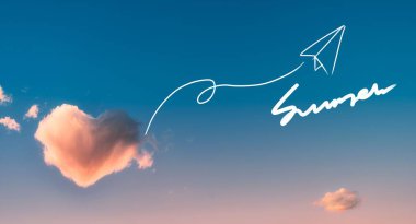 Gökyüzünde kalp şeklinde bir bulut çizilmiş kağıttan bir uçak ve arka plan için yaz kelimesi.