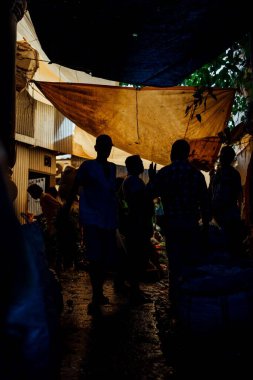 Akşamları sokakta dikilen bir grup insan.