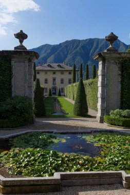 İtalya 'daki Como Gölü' nün yanındaki dağlarda küçük bir göletin dikey görüntüsü.