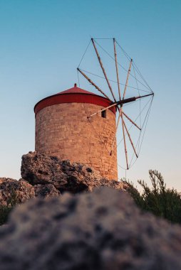 Mandraki yel değirmeninin dikey görüntüsü.
