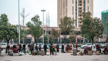 Yol kenarında tarım ürünleri satan Çinli yaşlılar