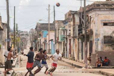 Matanzas 'taki Marina Mahallesi' nde sokakta basketbol oynayan çocuklar