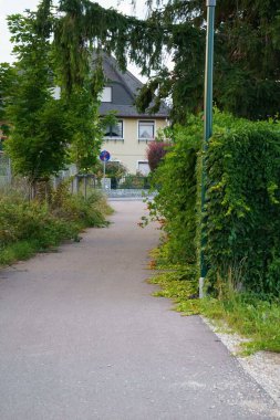 Bir eve giden yolun dikey çekimi.