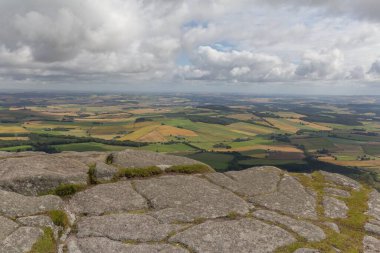 Aberdeenshire, İskoçya, İngiltere 'deki Mither Tap of Bennachie' den büyüleyici bir alan manzarası.