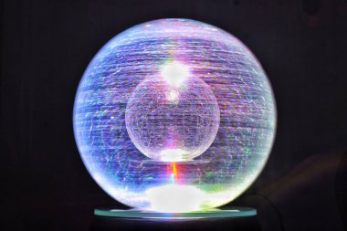 Dolambaçlı arka planlar için dönen kristalden gelen soyut renkli bir ışık veya Psikedelik Duvar kağıtları