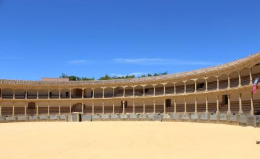 Gündüz vakti boş bir boğa güreşi