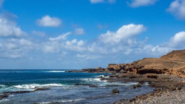 Bir denizin kayalık kıyılarının panoramik görüntüsü