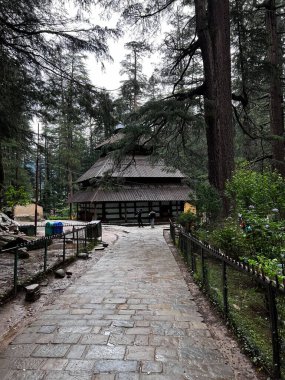 Manali, Hindistan 'daki Hadimba Devi Hindu Tapınağının dikey bir görüntüsü.