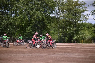 Almanya 'nın Saksonya-Anhalt kentindeki motosiklet etkinliği sırasında tozlu bir yolda bir grup motorcu