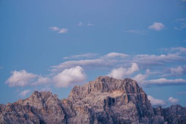 Punta Sorapiss, Dolomitler, Tyrol, İtalya 'da günbatımı ya da gün doğumu. Büyük kaya duvarları olan yüksek dağlık bir arazi. Kaya yüzeyinde gün batımı ışığı.