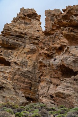 Teide Ulusal Parkı, Tenerife, Kanarya Adaları 'ndaki bir kaya tırmanış yolunun dikey çekimi