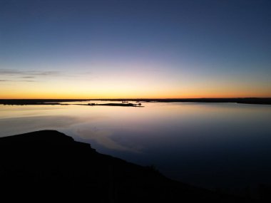 Belle Fourche Barajı 'nın üzerinde nefes kesici bir gün batımı manzarası