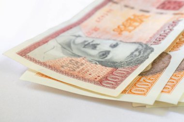 Beyaz masadaki Küba banknotlarının yakın plan fotoğrafı.