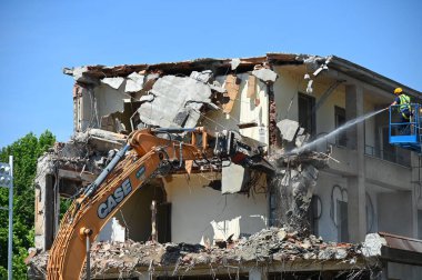 İtalya 'nın Torino kentindeki terk edilmiş bir binayı yıkan bir kazıcı