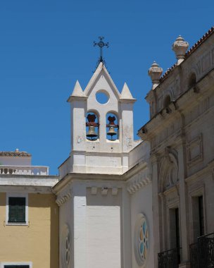 Kilisenin çan kulesinin dikey görüntüsü.