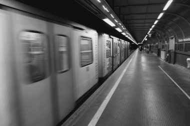 Napoli metro istasyonunda hareket halinde bir tren var.