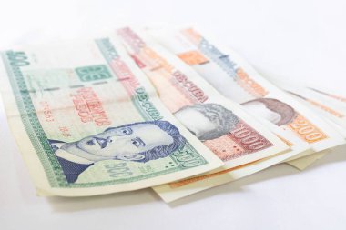 Beyaz masadaki Küba banknotlarının yakın plan fotoğrafı.