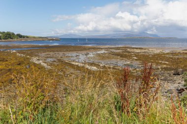 İskoçya 'nın Skye Adası' nda tarlaları ve denizleri olan sığ bir göl manzarası.