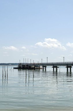 Bir su yüzeyi ve balıkçılık kazıkları