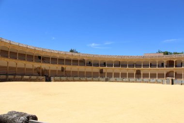 Gündüz vakti boş bir boğa güreşi