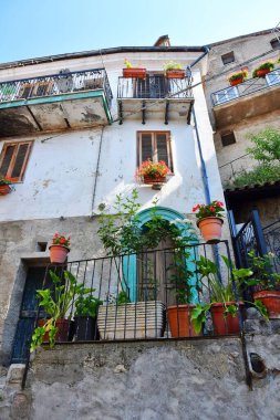 İtalya 'nın Molise bölgesinde eski bir köy olan Pesche' deki antik bir evin cephesi..