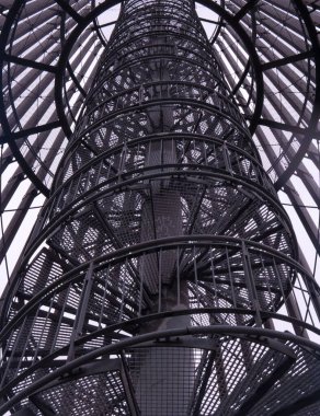 Sarmal metal gözetleme kulesinin dikey alçak açılı görüntüsü.