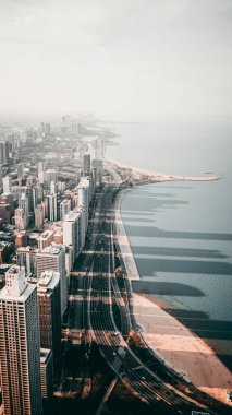 Şikago, Illinois, ABD 'nin sularındaki etkileyici bir gölgenin dikey çekimi.