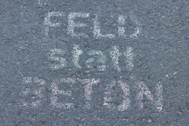 Asfalta yazılmış bir Feld beyanı Beton