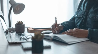 Ofis masasında çalışan bir adam.