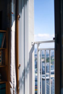 Kore 'deki Seul binasının içinden açılan pencerenin dikey görüntüsü.