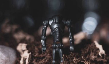 Bokeh bulanık ışıklarla siyah bir süper savaşın sığ odak noktası.
