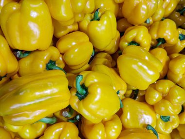 Sarı dolmalık biberlerin üst görüntüsü.