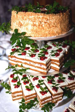 Güzel bir düğün pastasının dikey çekimi.