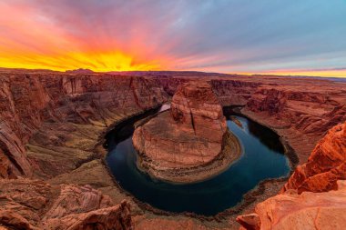Horseshoe Virajı üzerinde canlı bir günbatımı, Büyük Kanyon, Arizona, ABD