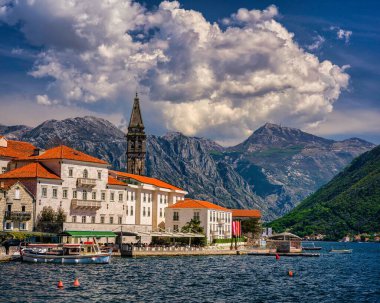 Karadağ 'ın Kotor kentindeki tarihi Perast kasabasının güzel bir manzarası