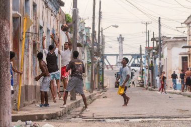 Marina Mahallesi, Matanzas, Küba 'da sokakta basketbol oynayan gençler