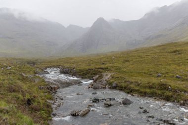 İskoçya 'nın Skye Adası' nın dağ zirvesinden gelen muhteşem, temiz bir dağ nehri.