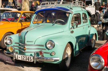 Renault 4cv klasiği Barcelona 'daki Paseo de Gracia' da klasik araba sergisi üzerine