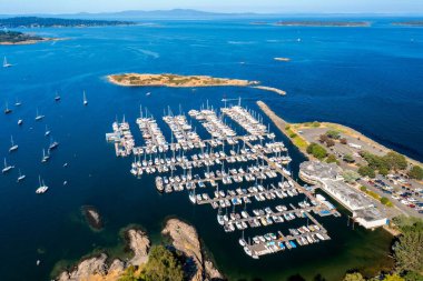 Güneşli bir yaz gününde Oak Bay Marina, Victoria, Vancouver Adası 'nın insansız hava aracı görüntüsü.