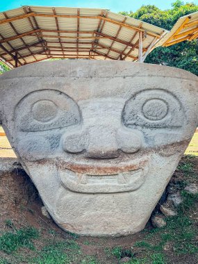 San Agustin Columbia 'daki Moai heykelinin dikey çekimi.